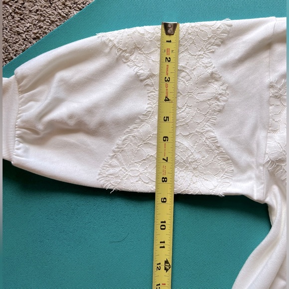 EUC Women’s Express embroidered mid-sleeve light cream top size medium - Picture 9 of 12